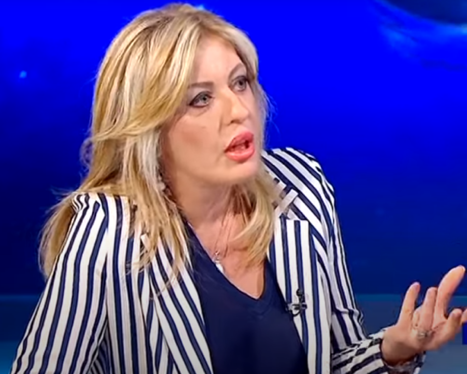 MODA U DOBA KORONE: Prsten preko <span style='color:red;'><b>rukavice</b></span> (VIDEO)